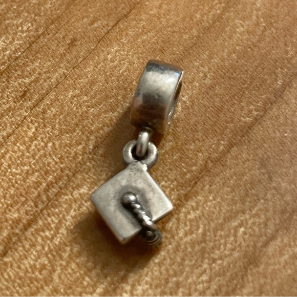 Authentic Pandora, graduation hat sterling silver charm - Picture 4 of 4